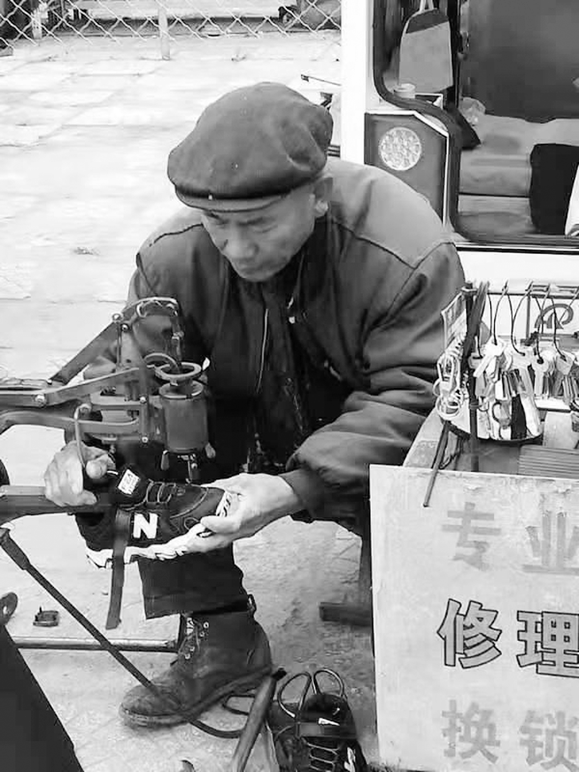 老李的无声修鞋摊