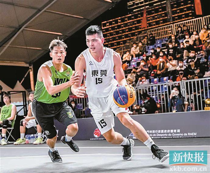 东莞队队员曾冰强(右)在比赛中.