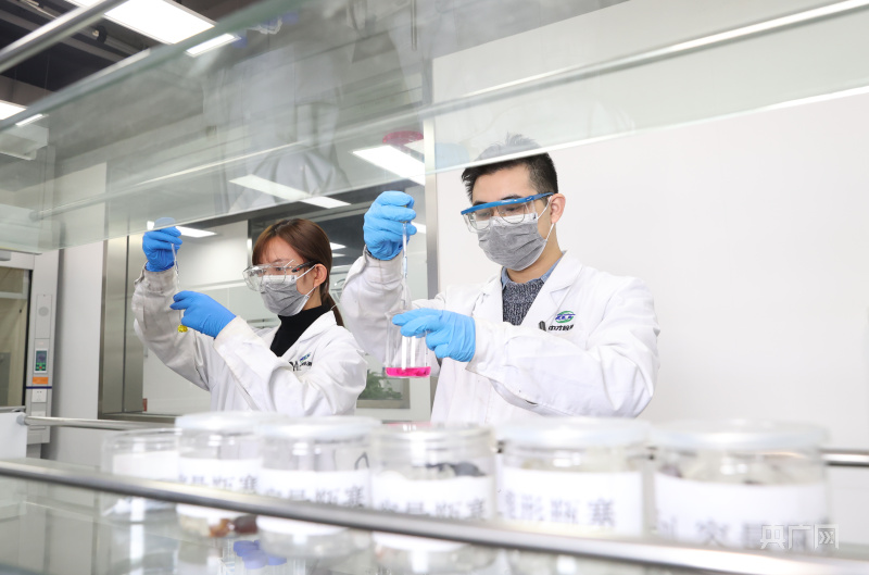 科建高分子材料（上海）股份有限公司工作人员正在进行测试（央广网发 受访者供图）