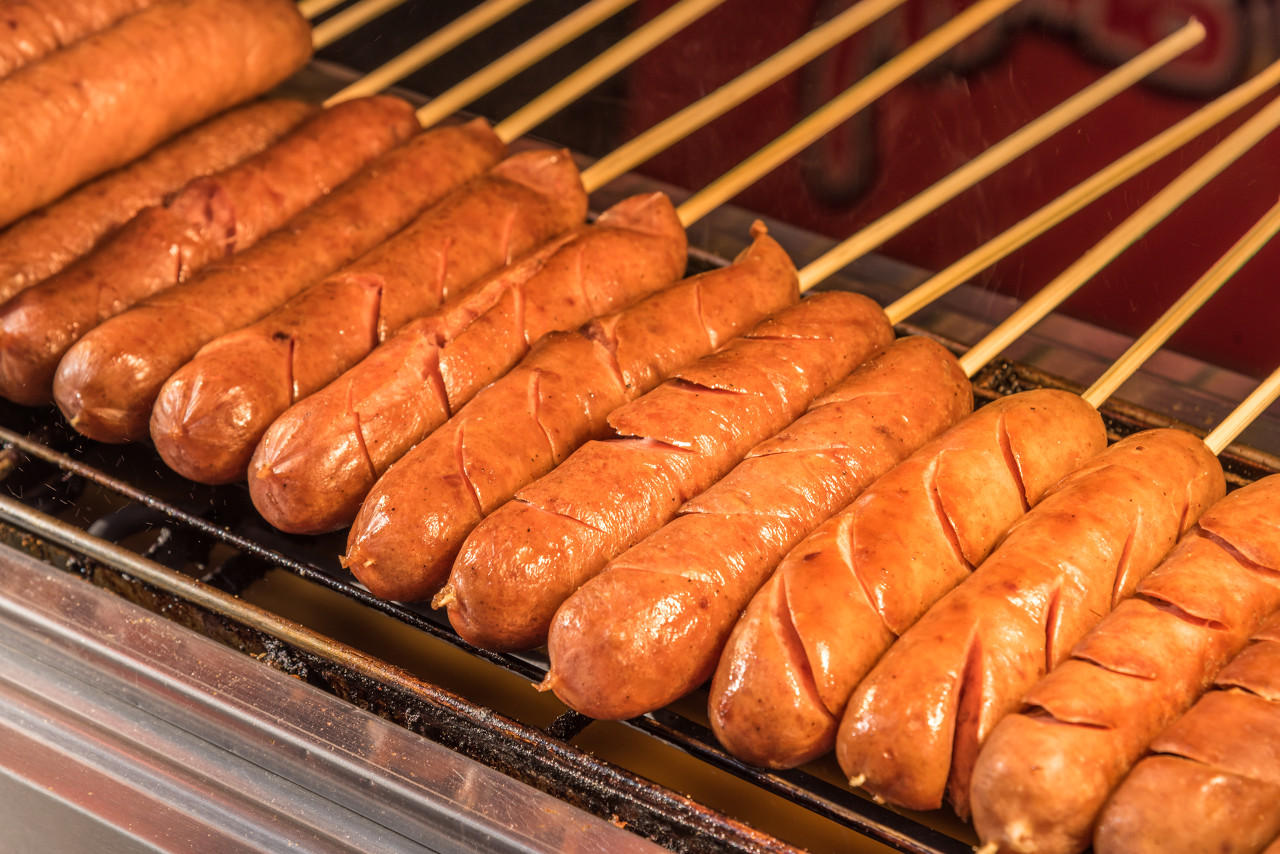 初冬仪式感10根烤肠火了烤肠阿姨忙出痛苦面具