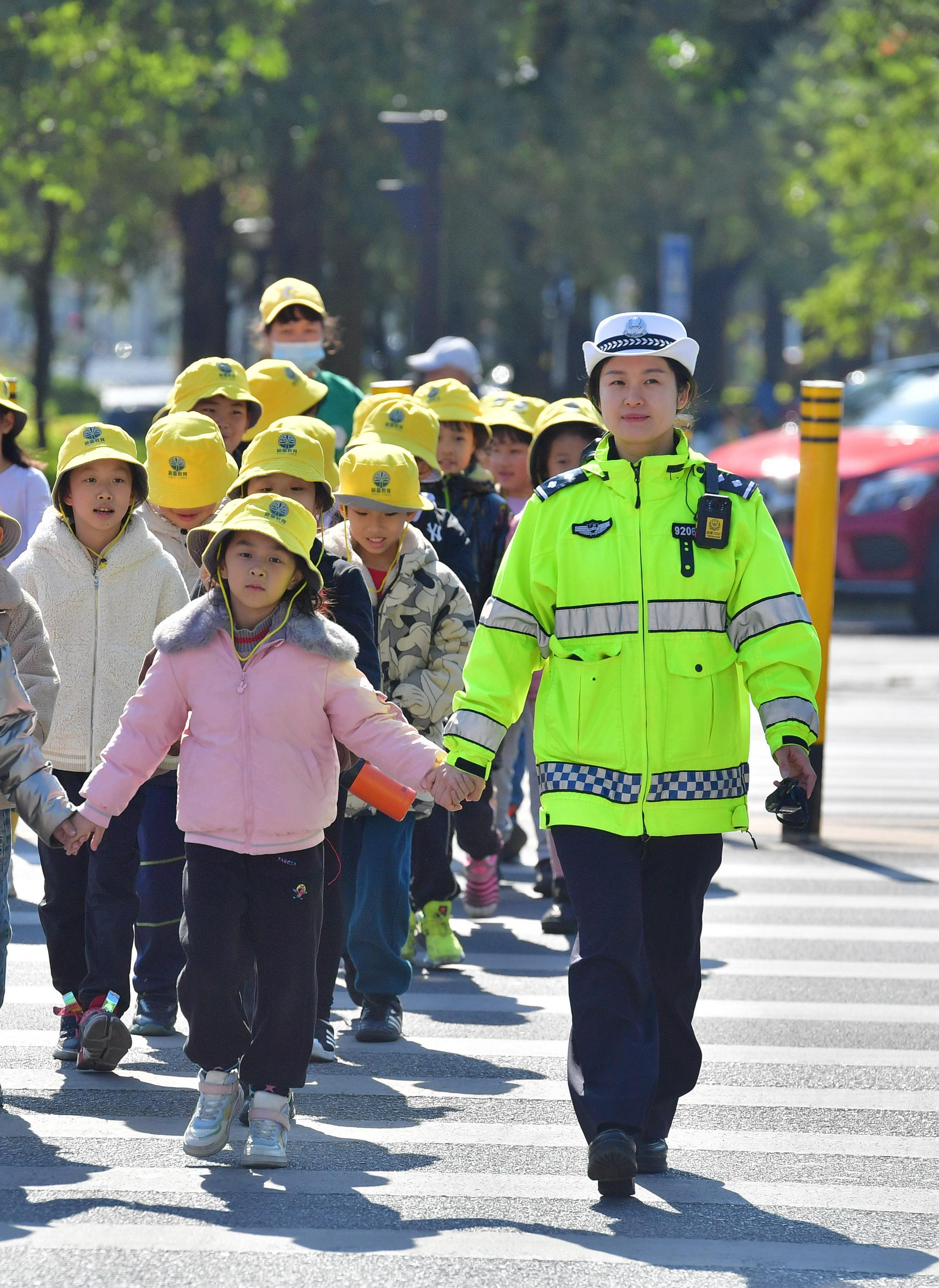 广西柳州:守法规 知礼让 安全文明出行|广西|柳州市|小学生_新浪新闻