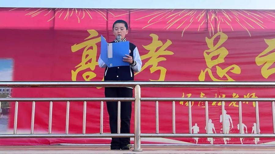 中国书法家协会会员,莒县三中党委副书记姚瑞忠为他们亲自书写励志