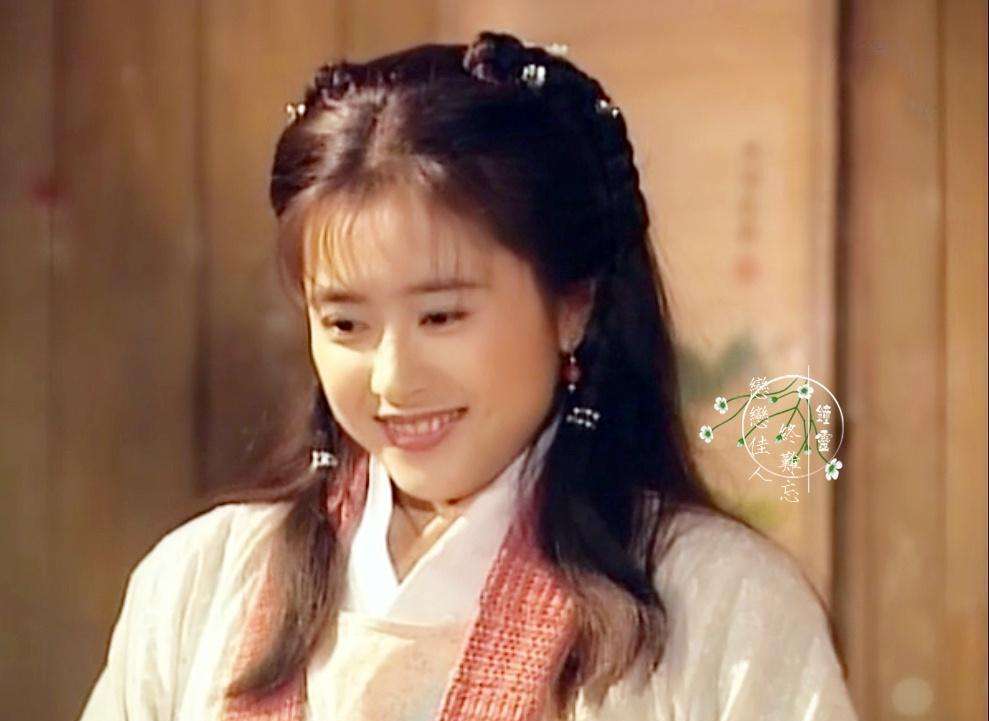 练体操出身的何美钿,身材娇小玲珑且拥有着一张娃娃脸,特别适合古装