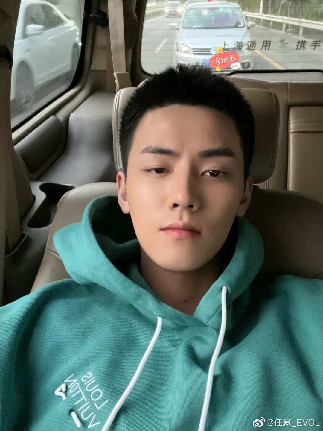 任豪微博更新自拍蓝绿色带帽卫衣77寸头造型清爽干净