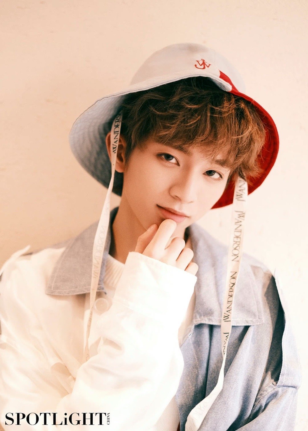 刘冠佑聚光十二月刊封面内页大片柔光下的温柔少年