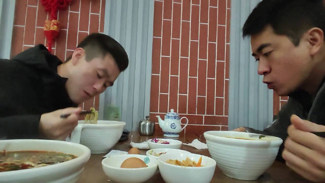 歹歹的咥一碗牛肉面,打开打工人摸鱼的一天,别让老板看到就好!_新浪新闻