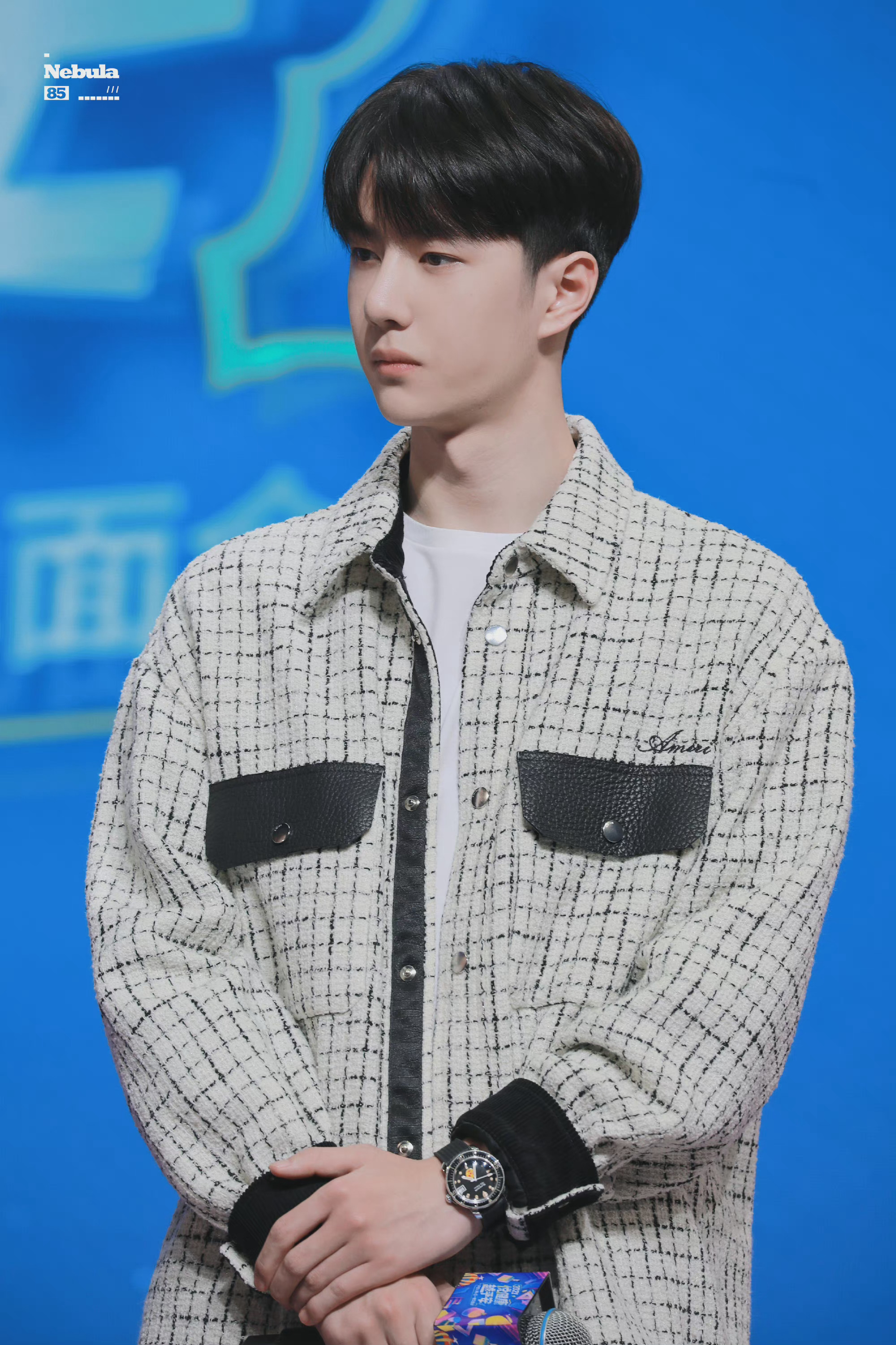 王一博品牌活动直播饭拍黑白格子外套搭配黑色长裤