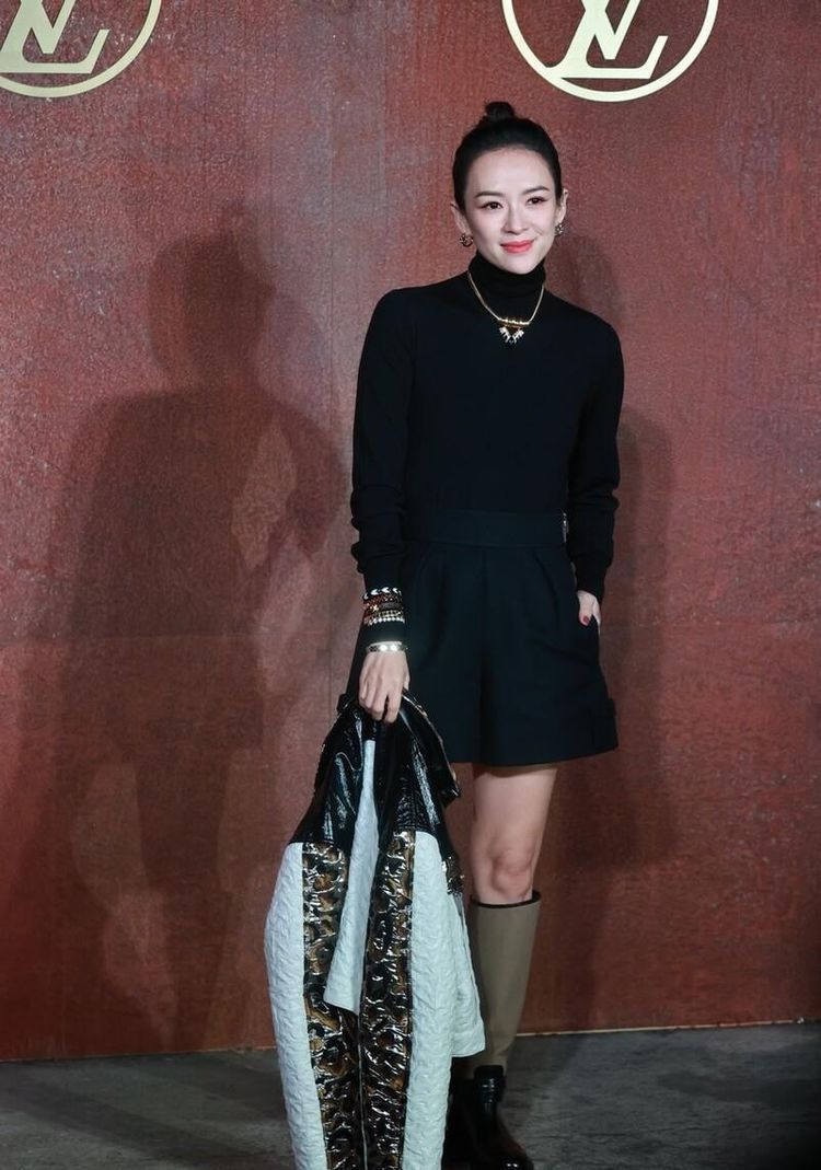 这篇文章就为大家分享章子怡的时尚穿搭,看看高领领口的搭配和女生