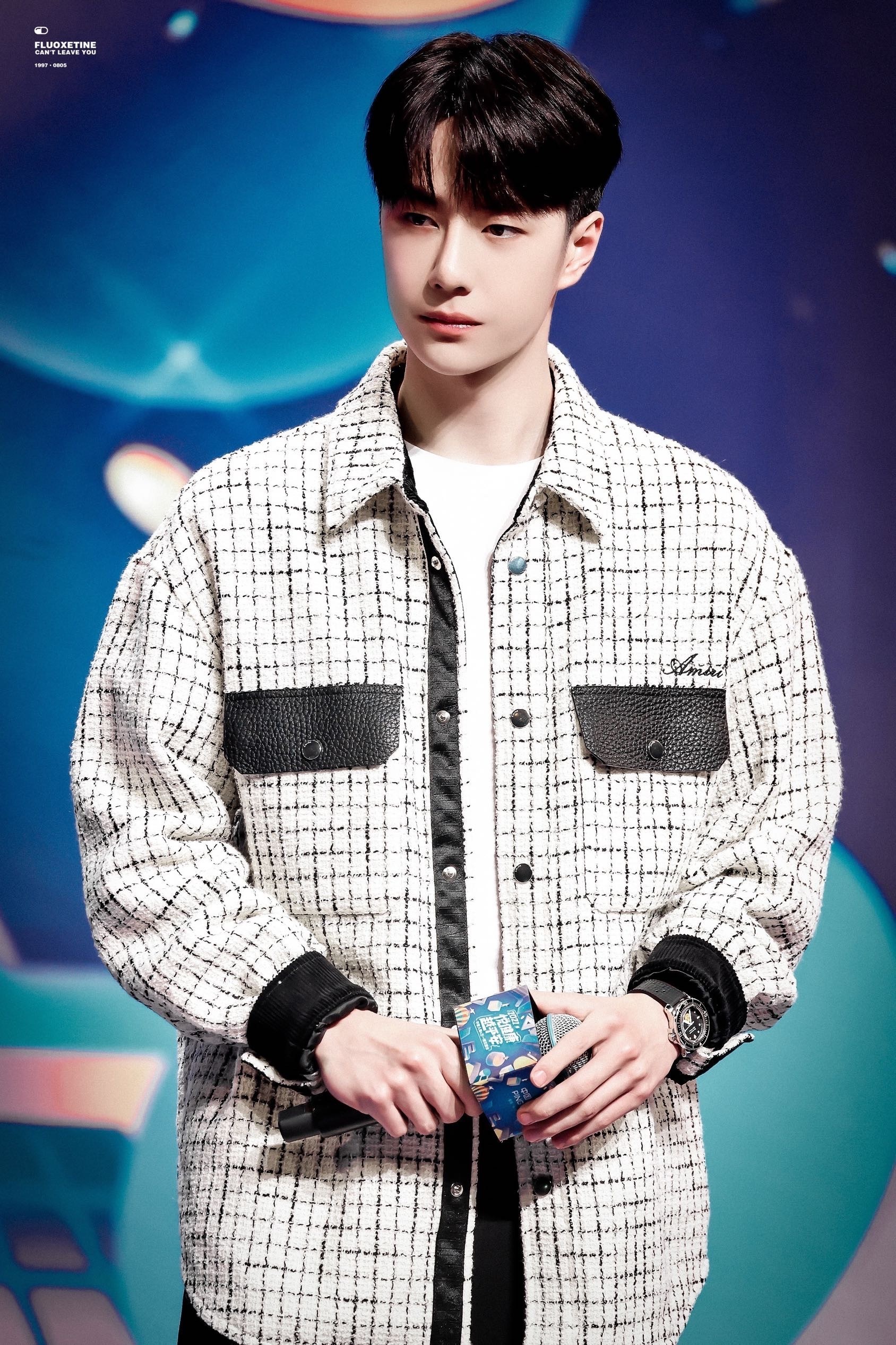 王一博品牌活动直播饭拍 黑白格子外套搭配黑色长裤