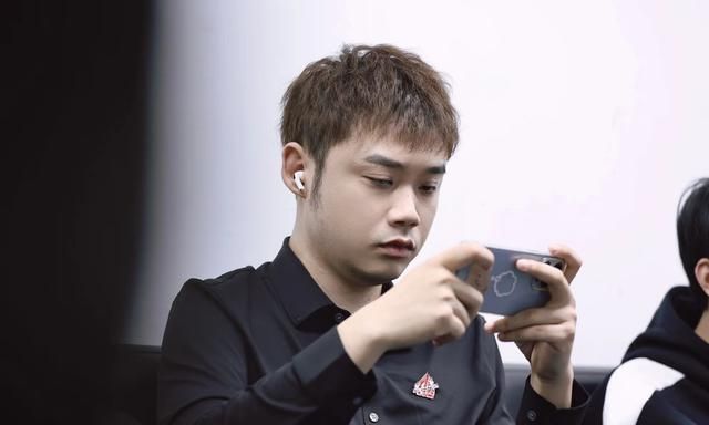 AG月光破防后,好兄弟SK现身安慰,粉丝：死胖子,带estar夺冠!休闲区蓝鸢梦想 - Www.slyday.coM