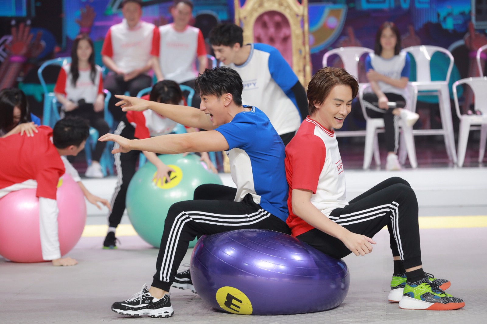 甚至这些游戏还被网友吐槽称是幼儿园小朋友玩的,再后来哪一期节目请