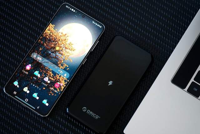 轻薄便携还支持无线充电，潮男潮女都在用的移动电源原来是它休闲区蓝鸢梦想 - Www.slyday.coM