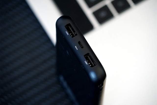 轻薄便携还支持无线充电，潮男潮女都在用的移动电源原来是它休闲区蓝鸢梦想 - Www.slyday.coM