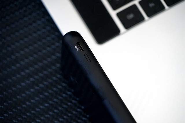 轻薄便携还支持无线充电，潮男潮女都在用的移动电源原来是它休闲区蓝鸢梦想 - Www.slyday.coM