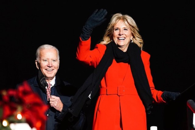 美国第一夫人亮相圣诞树点亮仪式红色大衣太闪耀不输梅拉尼娅