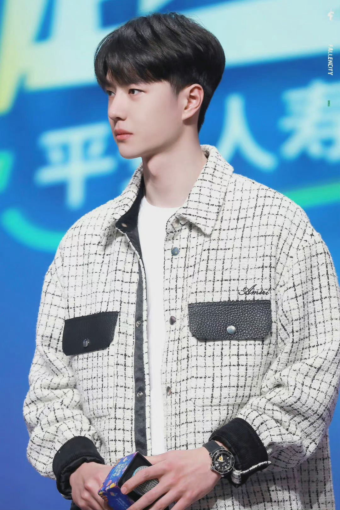 王一博品牌活动直播饭拍 黑白格子外套搭配黑色长裤