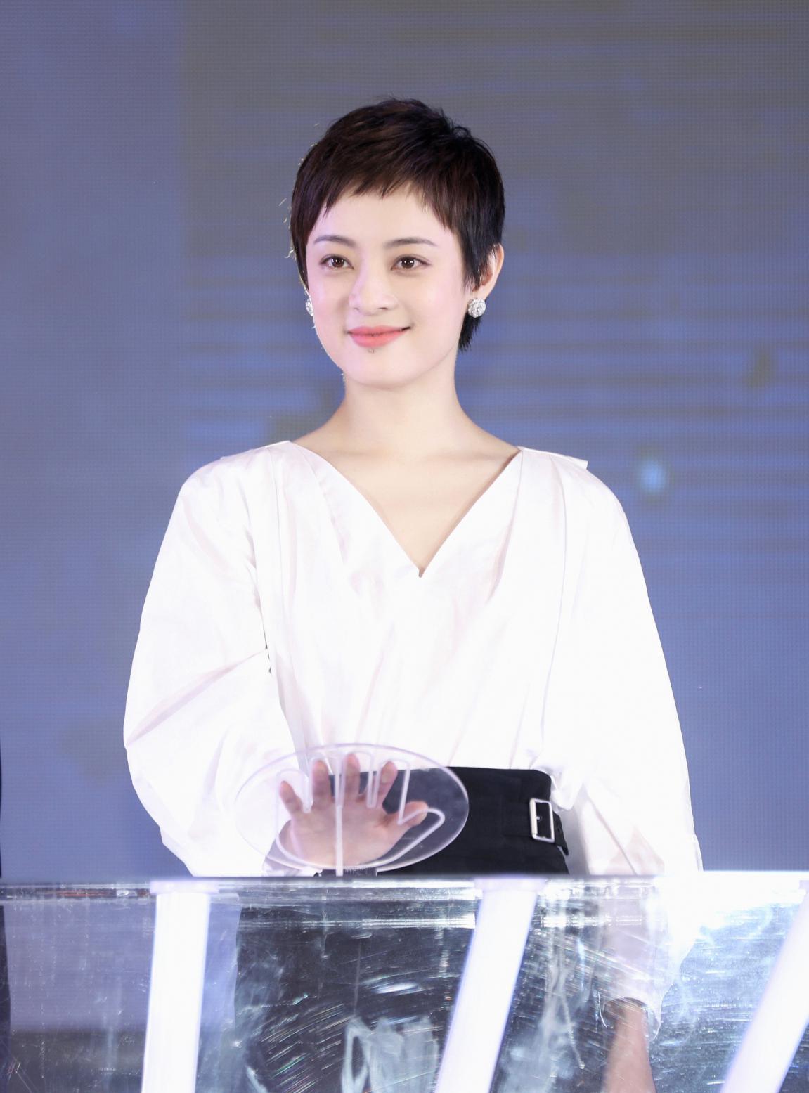 对于过了40岁的中年女性而言,短发不仅方便好打理,也能起到