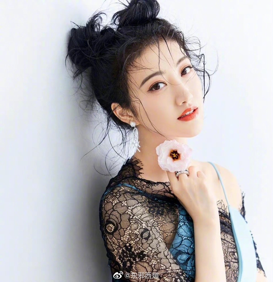 当女明星梳上减龄双倍的双丸子头