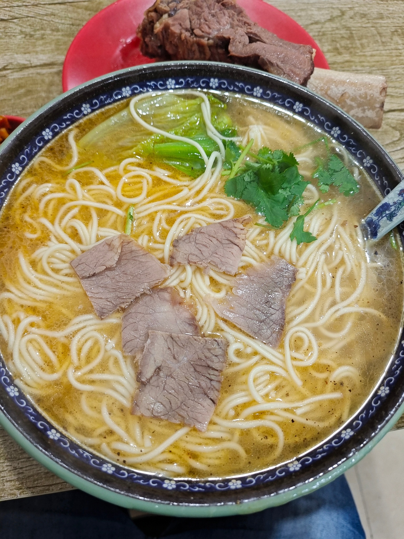 一块牛骨一碗面~ 湖州淮南牛肉汤~老店~每次回湖州都要来吃一顿