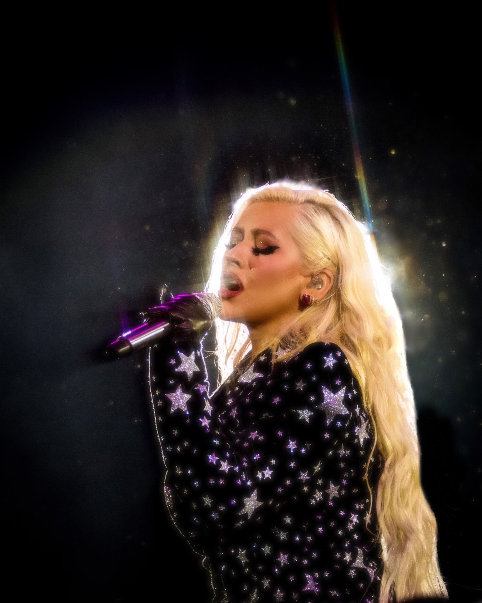 美图擦妈christinaaguilera在纪念世界艾滋病日活动表演