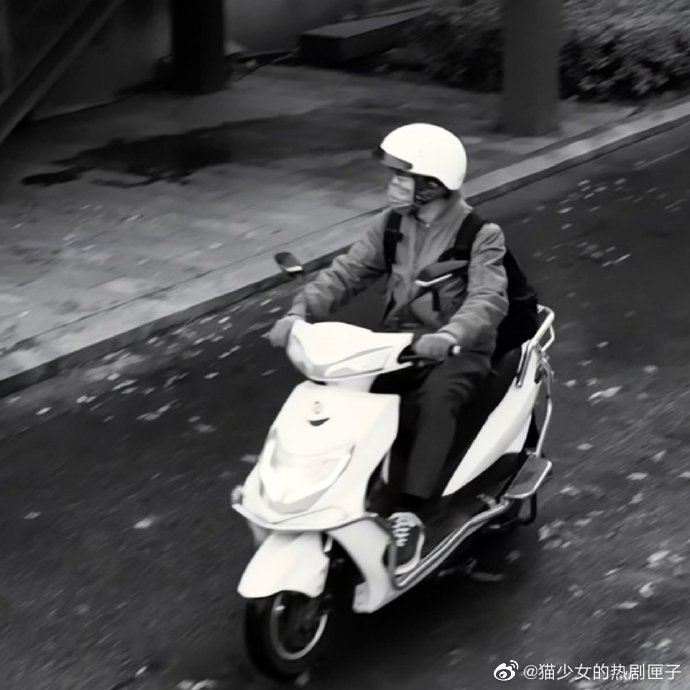 小北骑的是摩托车万里是用跑的四字哥哥开的是宝马