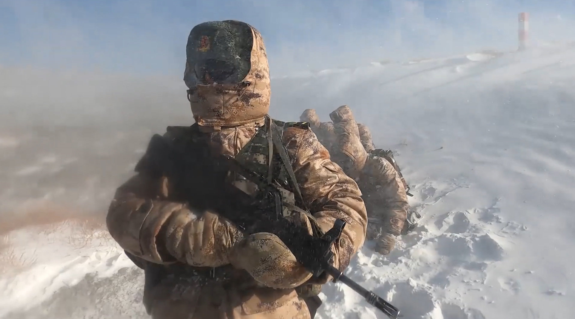 原声视频:感受10级寒风中,巡逻路上的边防战士!