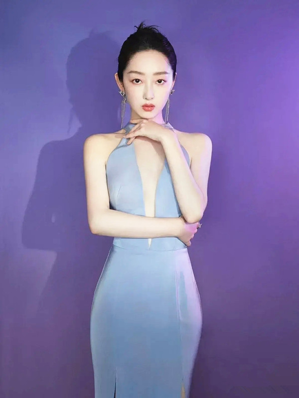 刘欢和儿女罕见同框,刘一丝穿一身黑好低调,挂脖裙穿出窈窕感|挂脖裙