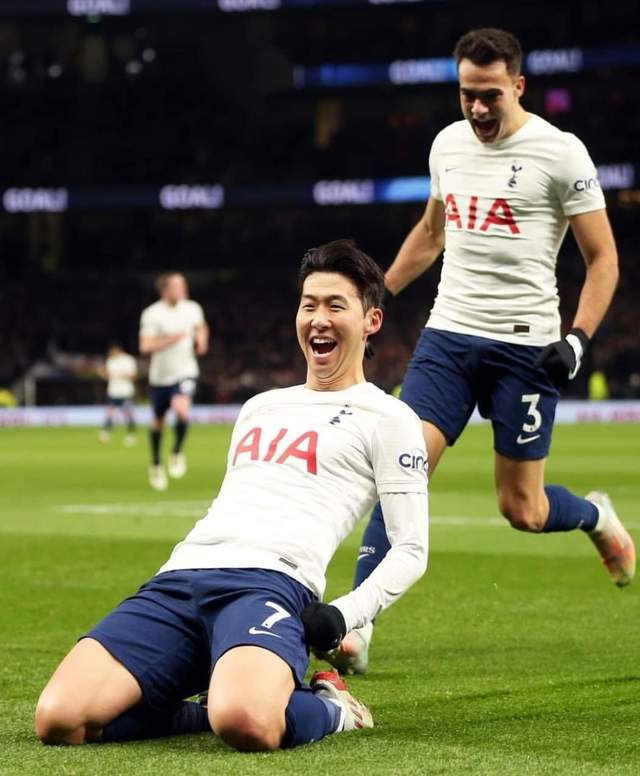 英超2-0!孙兴慜独造2球激情滑跪,孔蒂竖起两根手指意气风发