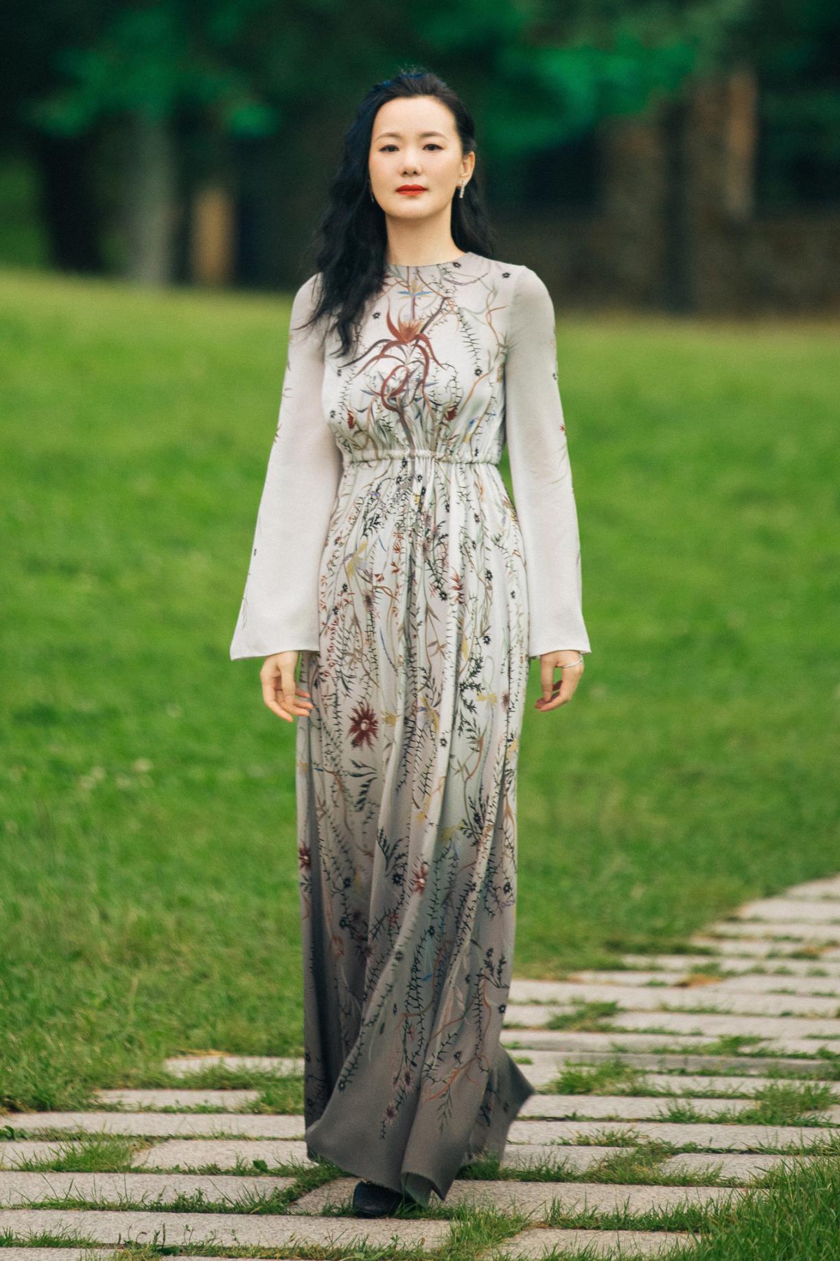 戏中的百变女王戏外的时髦精领略优雅简约风咏梅