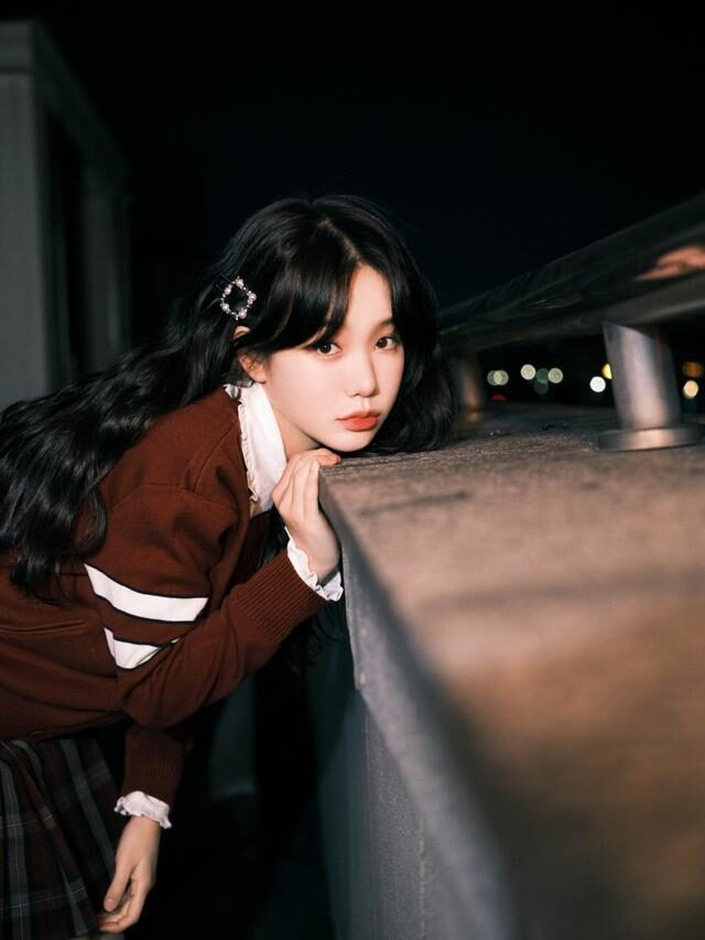 徐梦洁真不怕冷大冬天还要秀腿针织衫半裙学妹打扮还挺好看