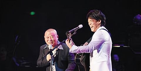 那就是周华健开演唱会时邀请郭德纲做嘉宾,他们两个合唱了一首周华健