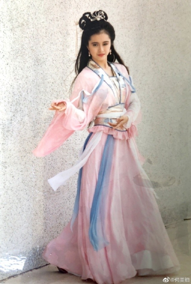 何美钿手捧蛋糕庆46岁生日,小师妹童颜依旧,错过张卫健终遇幸福