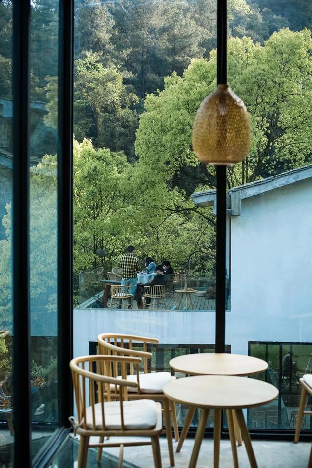 有个改造的民宿院子,隐于山间,呈现最静美的样子