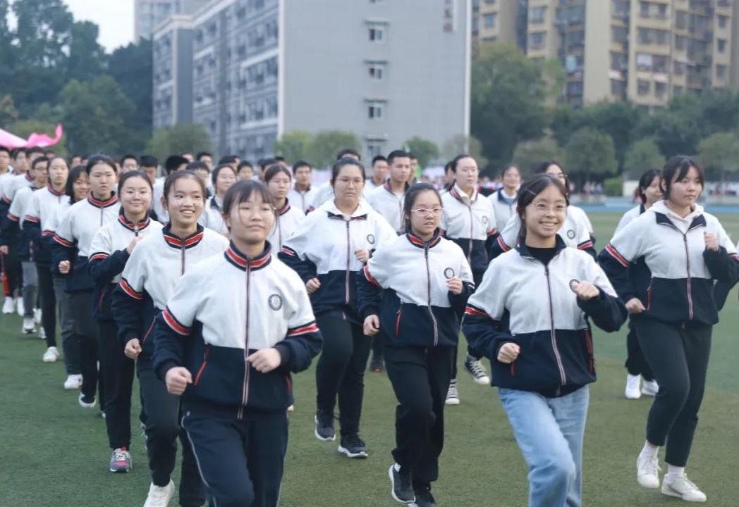 可爱风格与时尚大片结合的创意涂鸦……在教师的带领下,西南大学附中