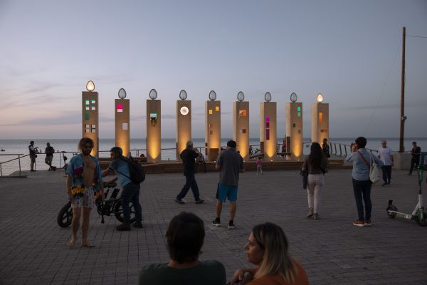当地时间2021年11月28日，以色列特拉维夫，人们在参观光明烛台。视觉中国