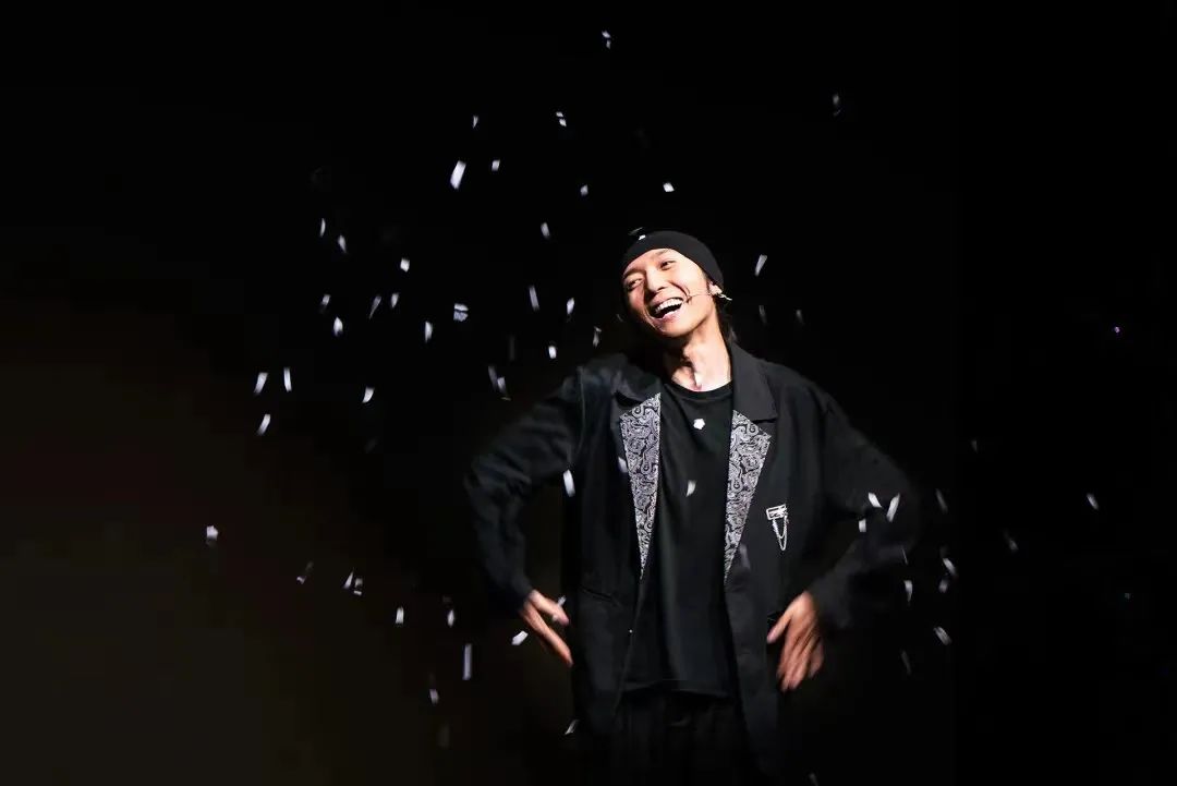 默剧艺人王梓:"快乐总比难过要好"|王梓|演员_新浪新闻