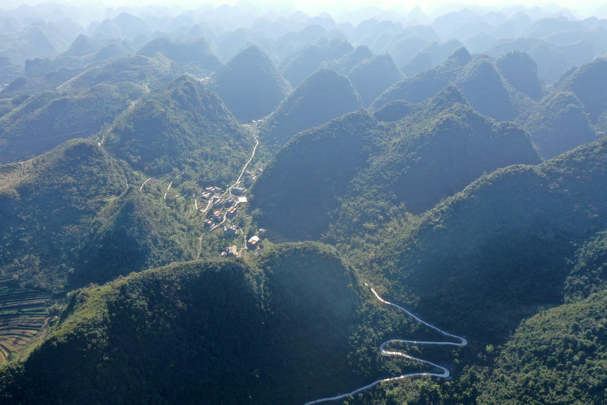 这是广西都安瑶族自治县菁盛乡境内的山区道路(11月30日摄,无人机照片