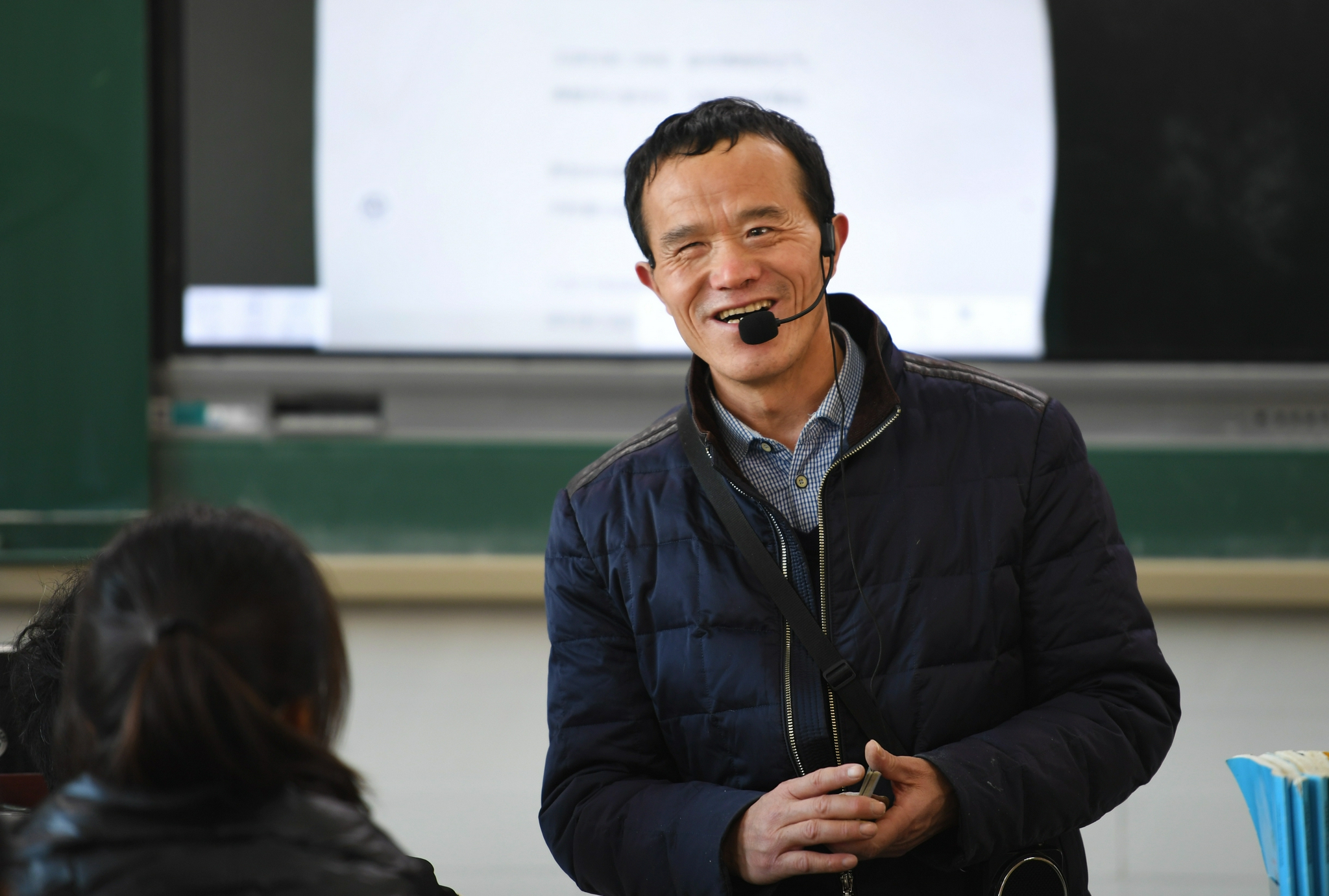 12月2日,卢文建(右)在早读时与学生交流.
