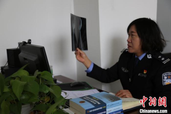 23年来，王桂梅直接认定犯罪嫌疑人35名。　忻州市公安局供图
