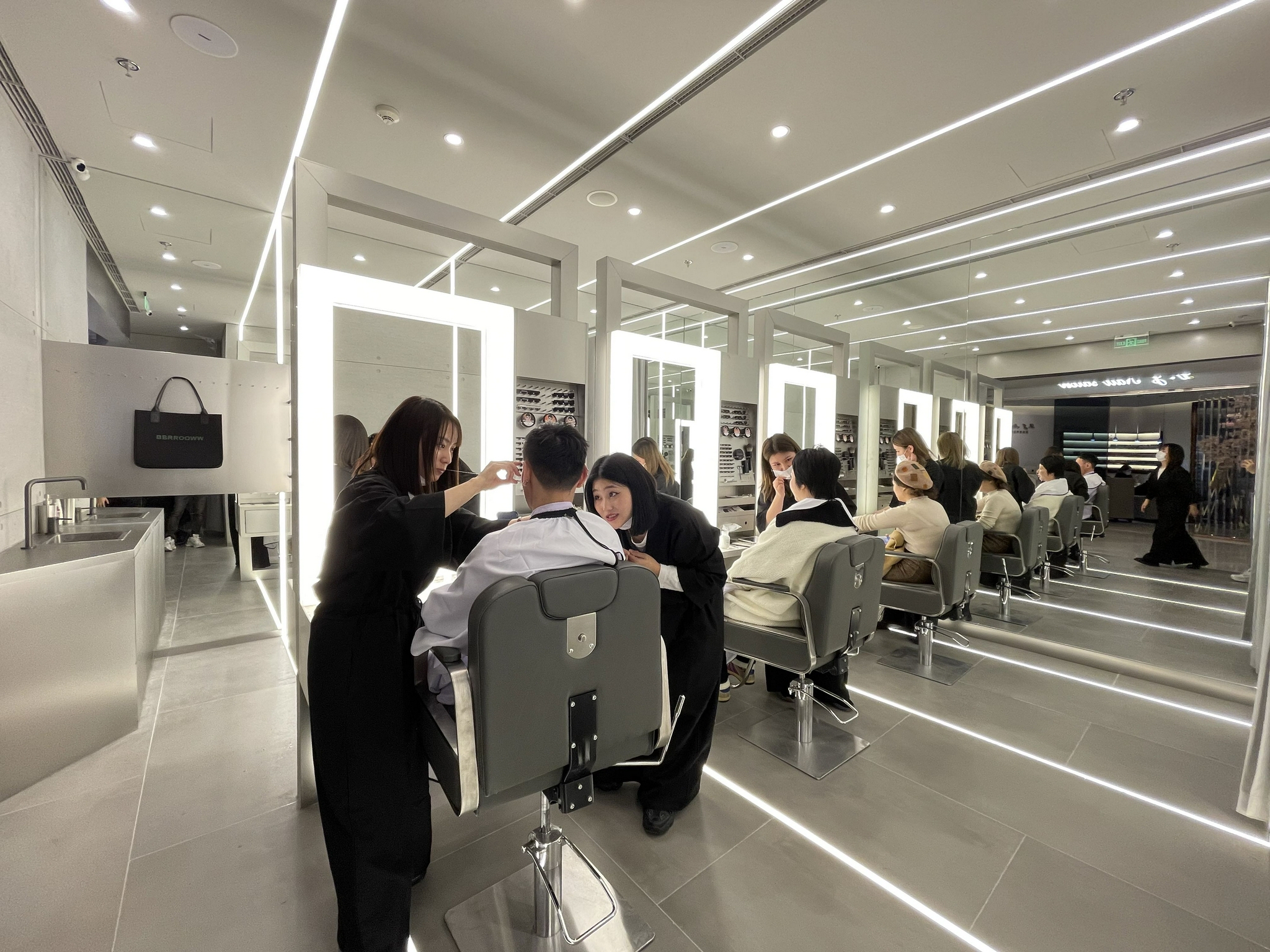 中年大叔也愿意花150元去一次的修眉店背后有什么门道