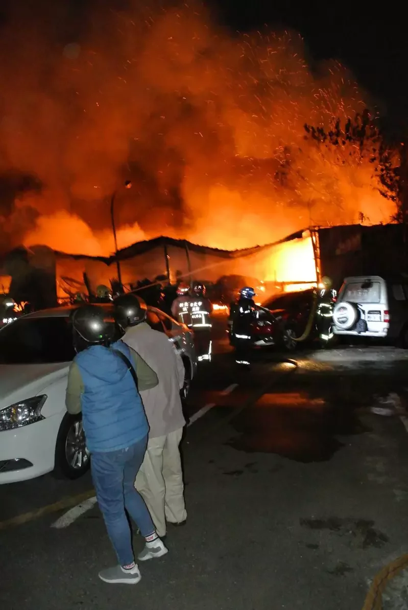 火灾现场.图自台湾"中时新闻网""联合新闻网"