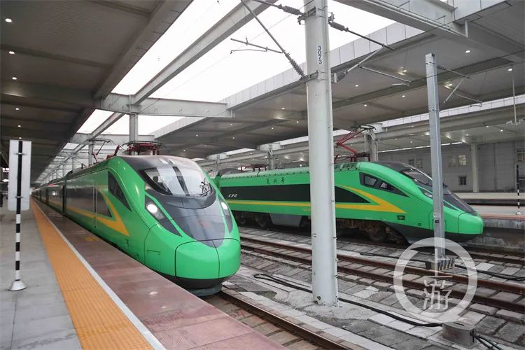 载着101名旅客的"绿巨人"正式开跑,将于12点23分抵达巴中,这趟列车的