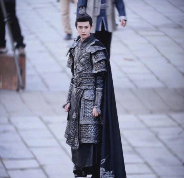 任嘉伦：古装界的扛把子，《请君》将军造型好帅，梦回周生辰休闲区蓝鸢梦想 - Www.slyday.coM