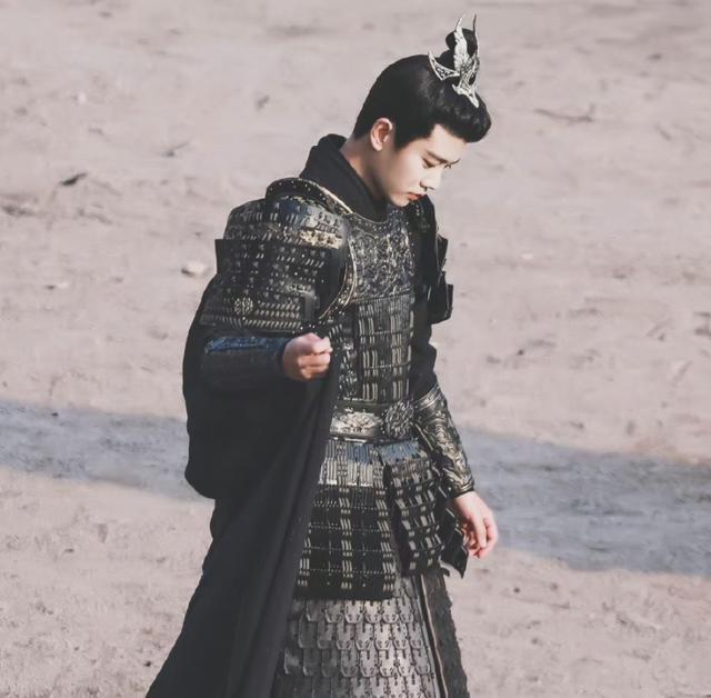 任嘉伦：古装界的扛把子，《请君》将军造型好帅，梦回周生辰休闲区蓝鸢梦想 - Www.slyday.coM