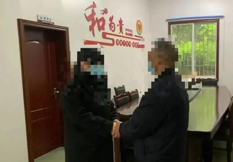 高空掉烟头烫穿婴儿车车顶，警方回应：扔烟头男子已道歉休闲区蓝鸢梦想 - Www.slyday.coM
