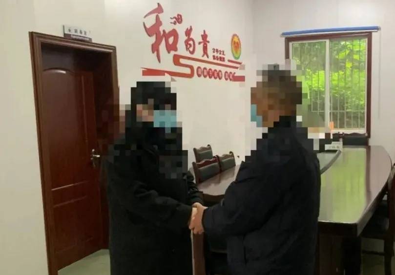 高空掉烟头烫穿婴儿车车顶 警方回应：扔烟头男子已道歉获当事人谅解休闲区蓝鸢梦想 - Www.slyday.coM