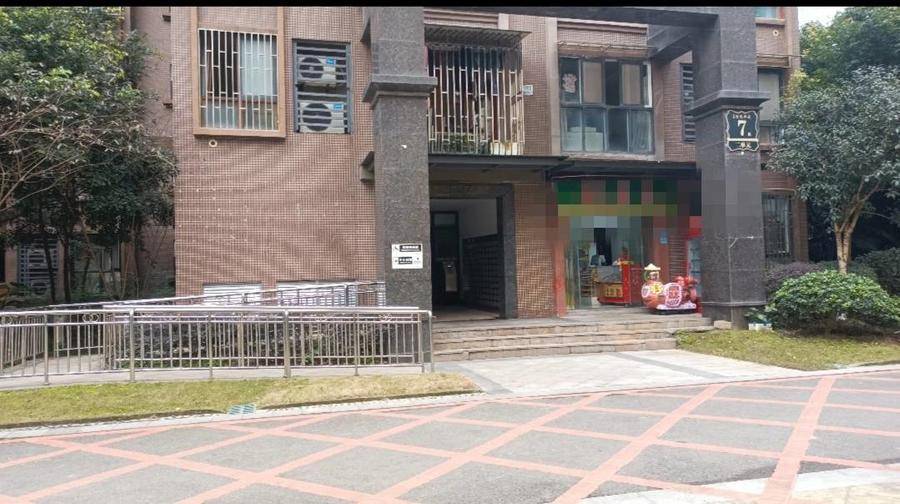 高空掉烟头烫穿婴儿车车顶，警方：扔烟头男子已道歉获当事人谅解休闲区蓝鸢梦想 - Www.slyday.coM