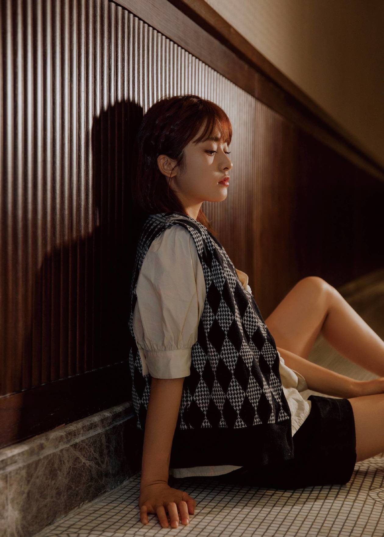 沈月穿菱格马甲复古倩丽02侧颜精致气质清冷