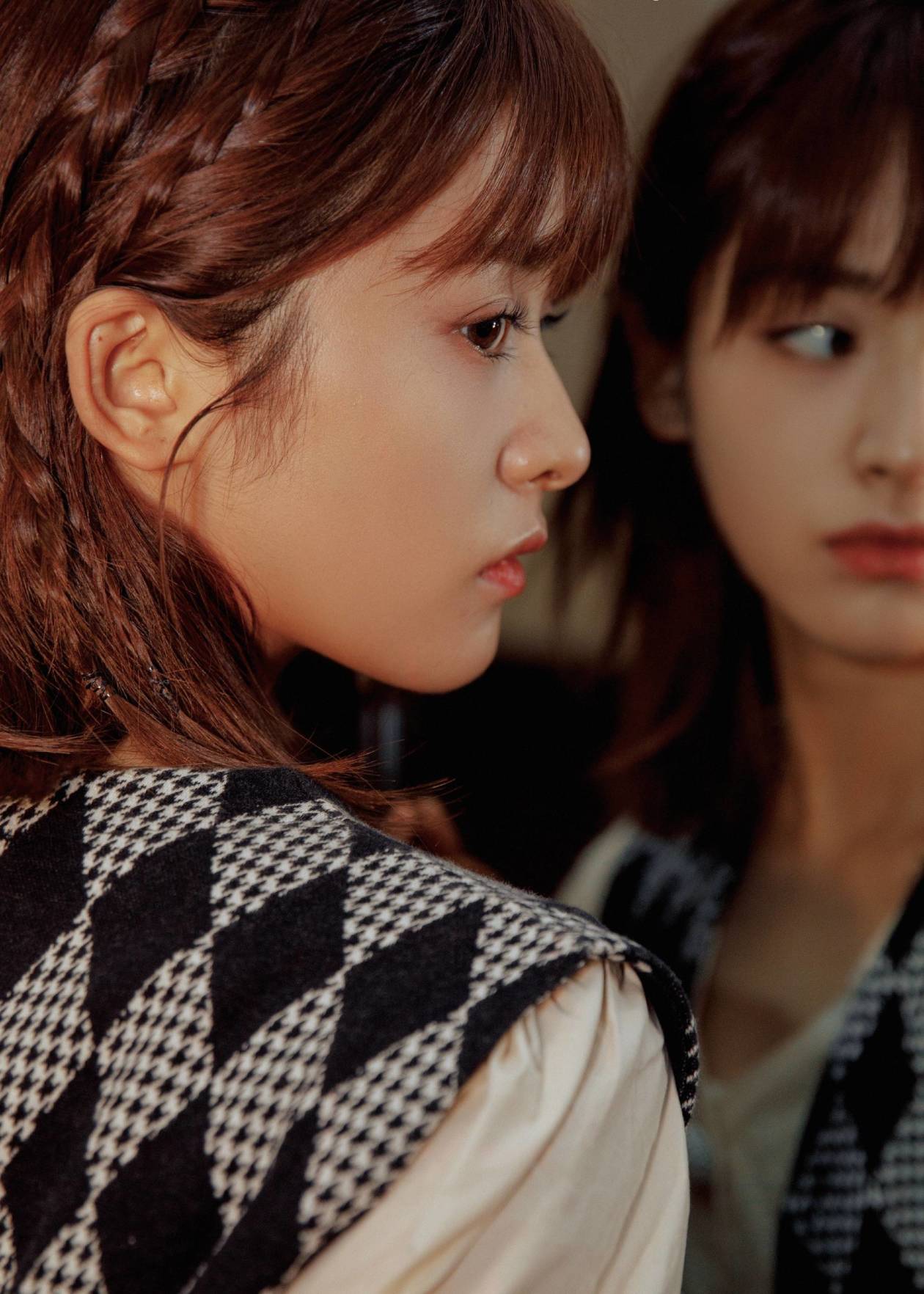 沈月穿菱格马甲复古倩丽02侧颜精致气质清冷