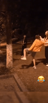 图片[1]-搞笑GIF趣图:女朋友野蛮起来，连大树都欺负！-魔性次元